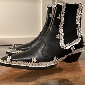 ONE Of A KIND western style boots. In black/White details by European designer